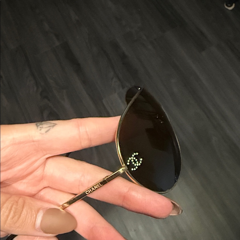 Chanel crystal CC shield sunglasses - Picture 5 of 13
